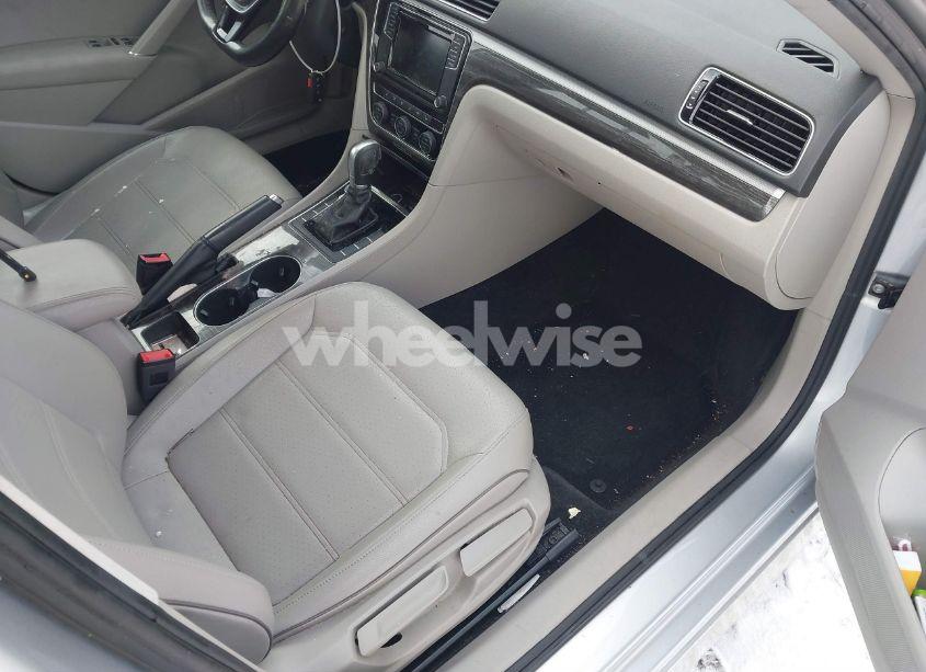Photo 5 of 2018 Volkswagen Passat 2.0T SE (VIN 1VWBA7A39JC033373)