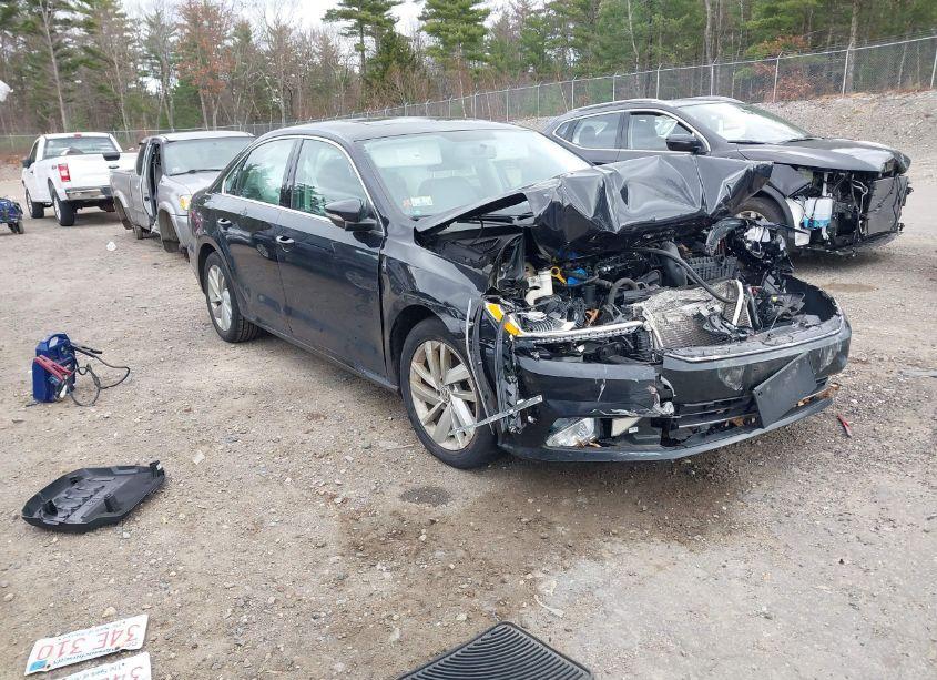 2018 Volkswagen Passat 2.0T SE (VIN 1VWBA7A39JC044681) main photo