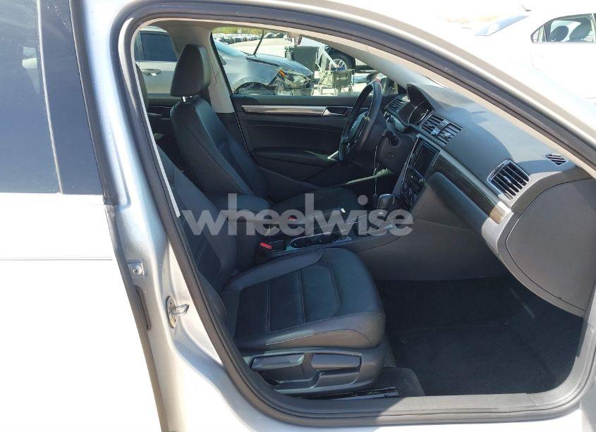 Photo 5 of 2018 Volkswagen Passat 2.0T SE (VIN 1VWBA7A3XJC045113)