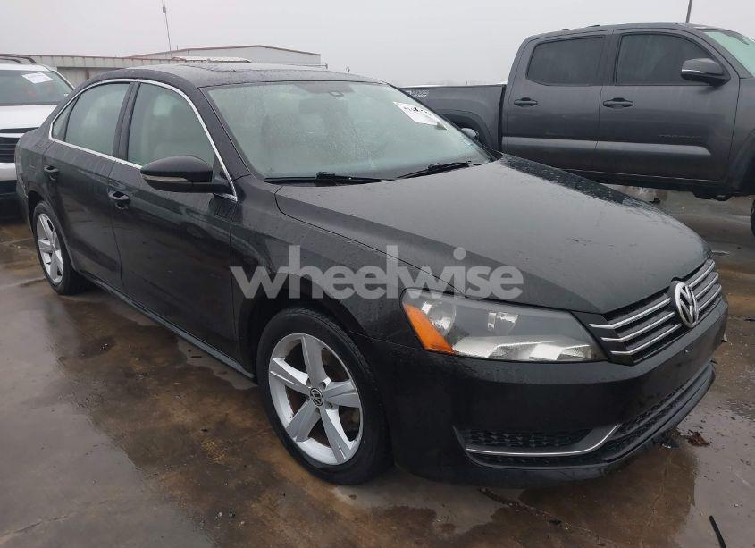 2013 Volkswagen Passat 2.5L SE (VIN 1VWBH7A33DC052582) main photo