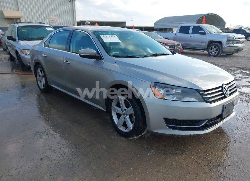 2013 Volkswagen Passat 2.5L SE (VIN 1VWBH7A37DC142155) main photo
