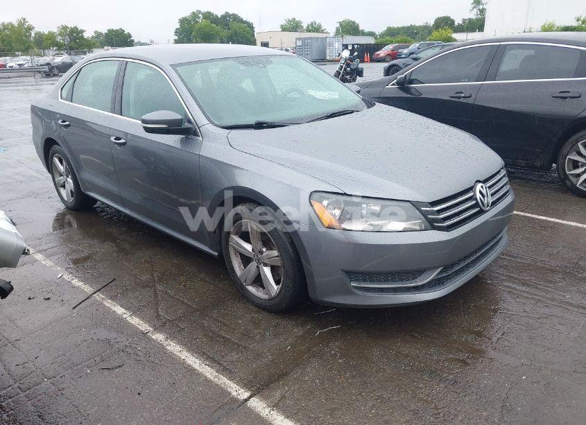 2013 Volkswagen Passat 2.5L SE (VIN 1VWBH7A38DC032697) main photo