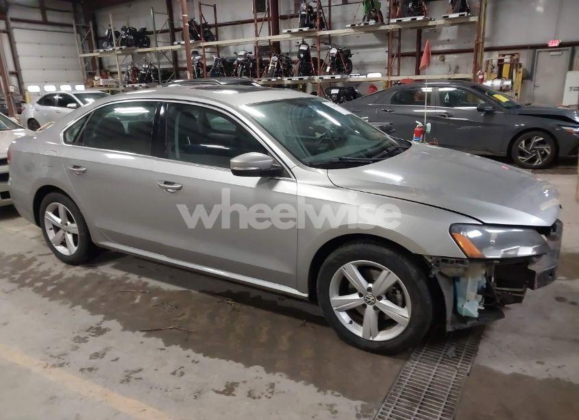 2013 Volkswagen Passat 2.5L SE (VIN 1VWBH7A39DC017996) main photo