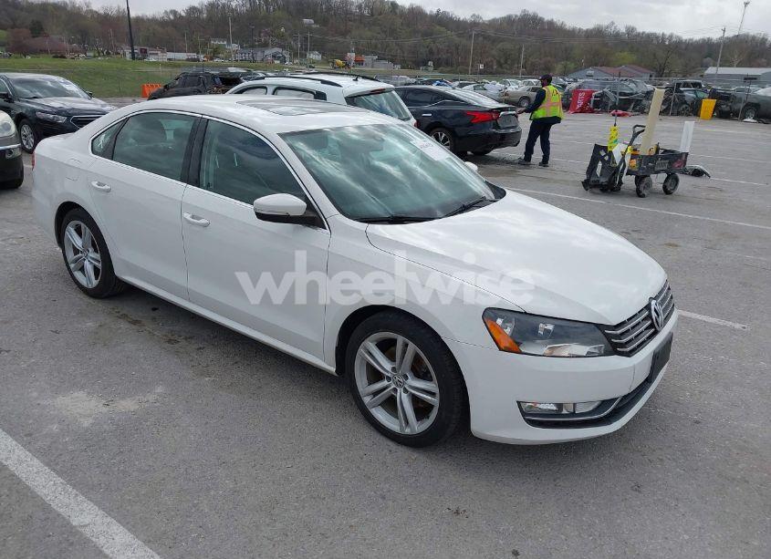 2013 Volkswagen Passat 3.6L V6 SE (VIN 1VWBM7A32DC101749) main photo