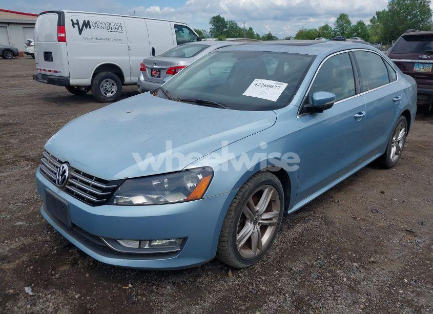 Photo 2 of 2012 Volkswagen Passat 3.6L V6 SE (VIN 1VWBM7A33CC076083)