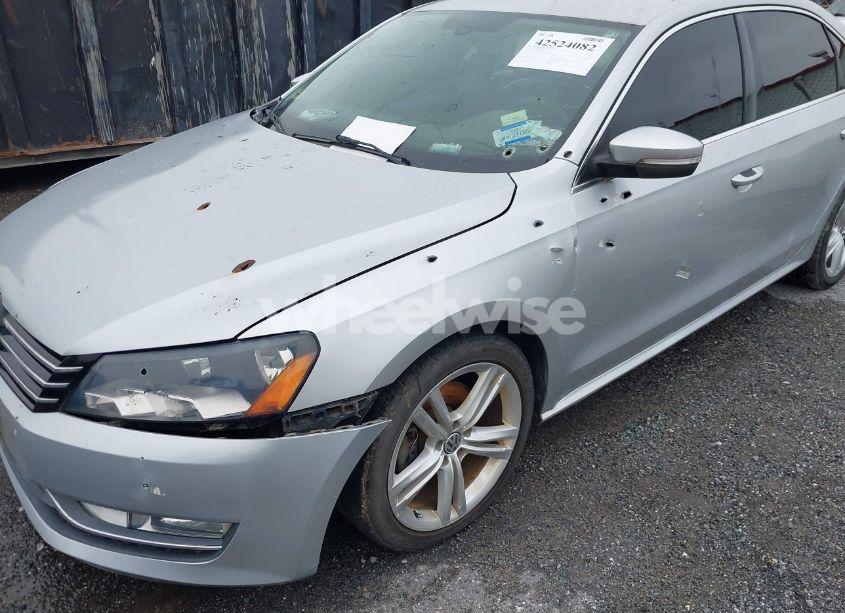 Photo 6 of 2012 Volkswagen Passat 3.6L V6 SE (VIN 1VWBM7A38CC109272)