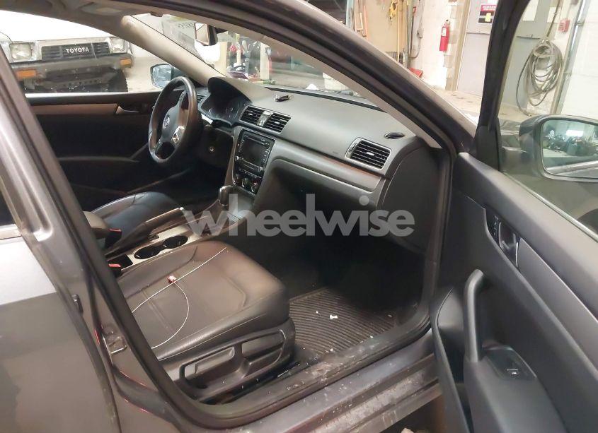 Photo 5 of 2014 Volkswagen Passat 2.0L TDI SE (VIN 1VWBN7A30EC106768)