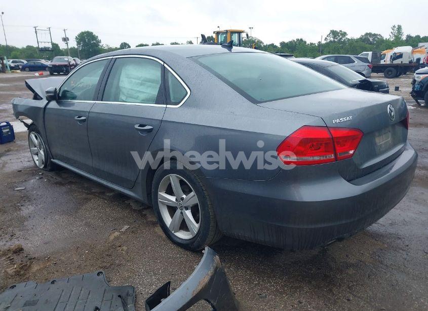 Photo 3 of 2013 Volkswagen Passat SE (VIN 1VWBN7A31DC113369)