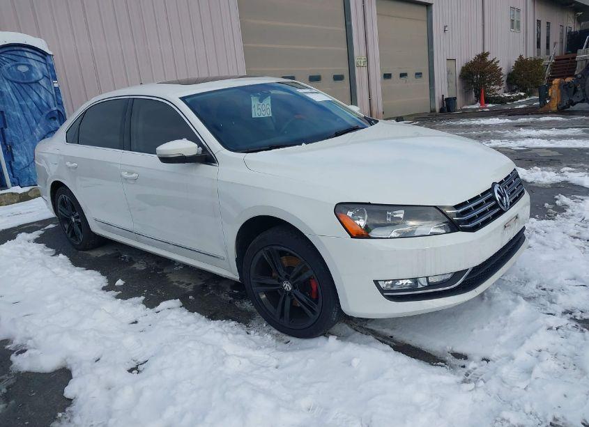 2014 Volkswagen Passat 2.0L TDI SE (VIN 1VWBN7A31EC043700) main photo