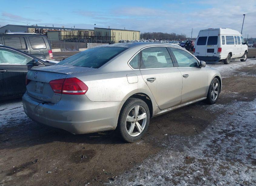 Photo 4 of 2012 Volkswagen Passat 2.0L TDI SE (VIN 1VWBN7A32CC033397)