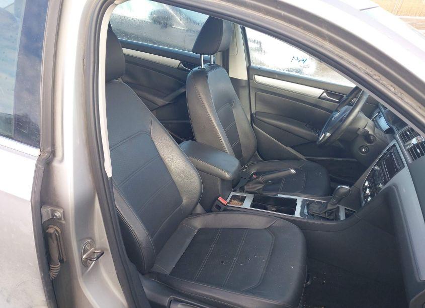Photo 5 of 2012 Volkswagen Passat 2.0L TDI SE (VIN 1VWBN7A32CC033397)