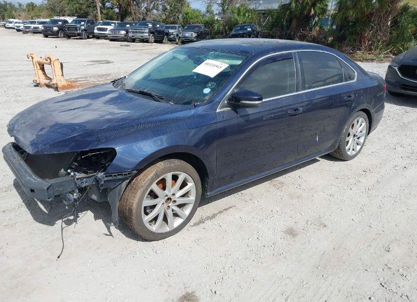 Photo 2 of 2014 Volkswagen Passat 2.0L TDI SE (VIN 1VWBN7A32EC045780)