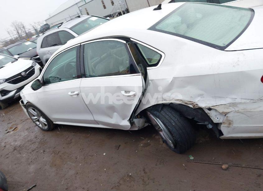 Photo 14 of 2014 Volkswagen Passat 2.0L TDI SE (VIN 1VWBN7A33EC065651)