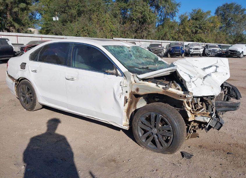 2013 Volkswagen Passat 2.0L TDI SE (VIN 1VWBN7A37DC117071) main photo