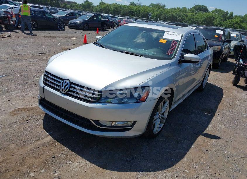 Photo 2 of 2014 Volkswagen Passat 2.0L TDI SE (VIN 1VWBN7A3XEC001459)