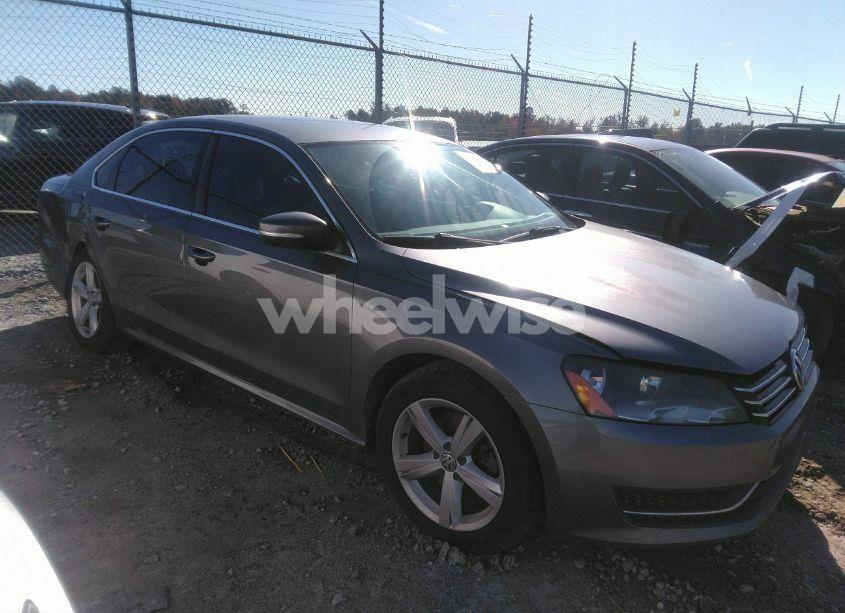 2013 Volkswagen Passat 2.5L SE (VIN 1VWBP7A30DC075319) main photo