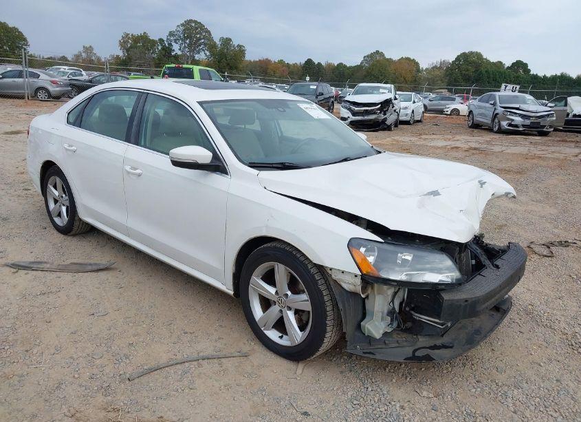 2013 Volkswagen Passat 2.5L SE (VIN 1VWBP7A31DC128755) main photo