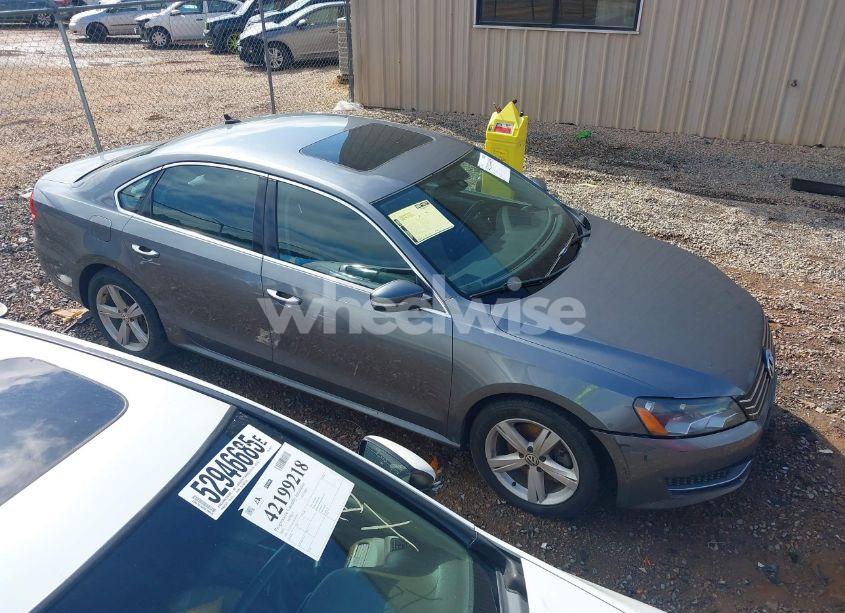 2013 Volkswagen Passat 2.5L SE (VIN 1VWBP7A31DC136760) main photo