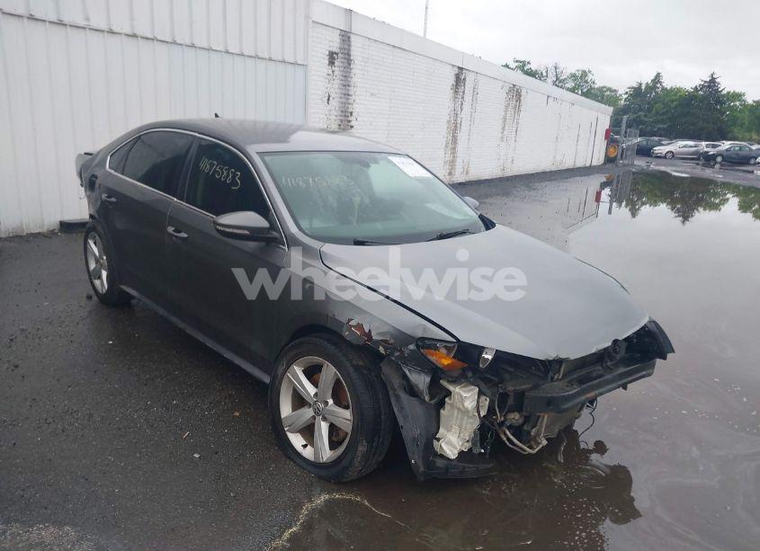 2012 Volkswagen Passat 2.5L SE (VIN 1VWBP7A32CC073649) main photo