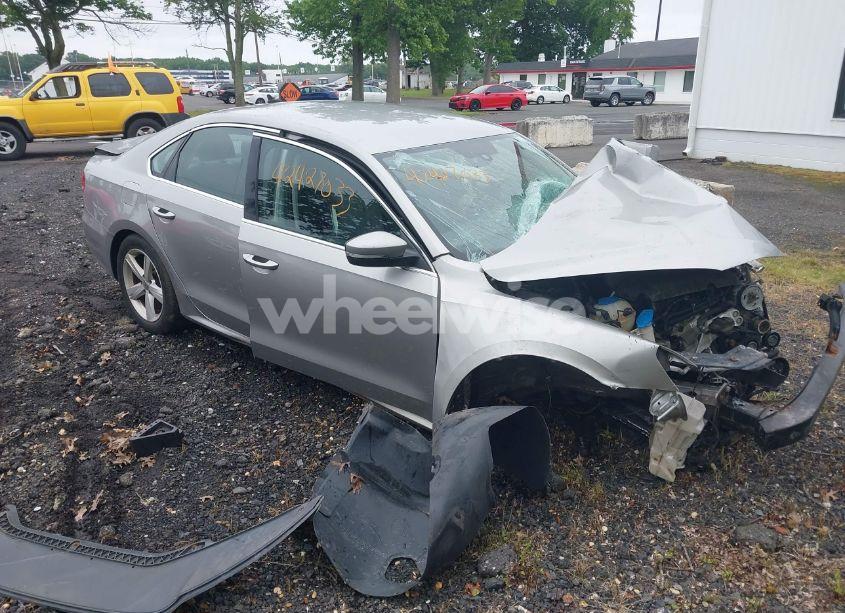 2013 Volkswagen Passat 2.5L SE (VIN 1VWBP7A33DC041410) main photo