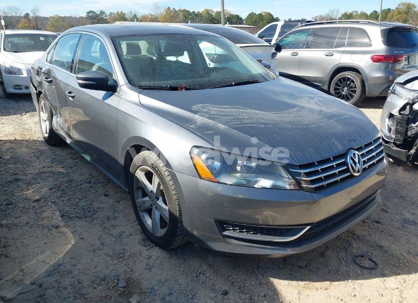 2013 Volkswagen Passat 2.5L SE (VIN 1VWBP7A33DC047157) main photo