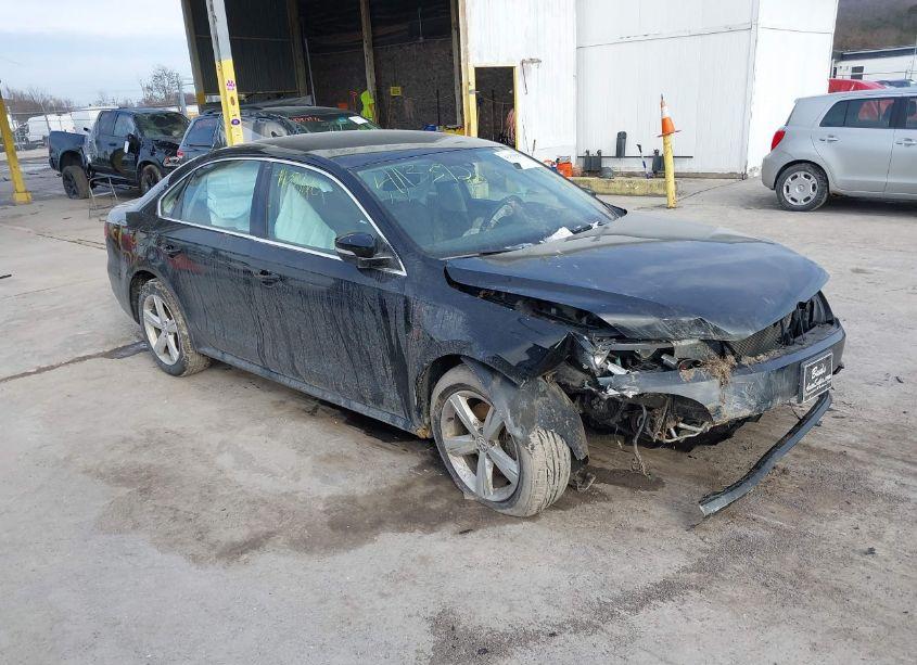 2014 Volkswagen Passat 2.5L SE (VIN 1VWBP7A33EC052232) main photo