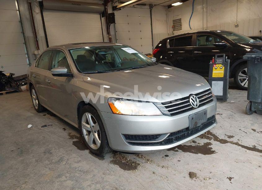 2013 Volkswagen Passat 2.5L SE (VIN 1VWBP7A34DC024082) main photo