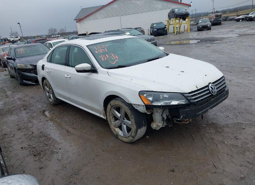 2013 Volkswagen Passat 2.5L SE (VIN 1VWBP7A35DC113353) main photo