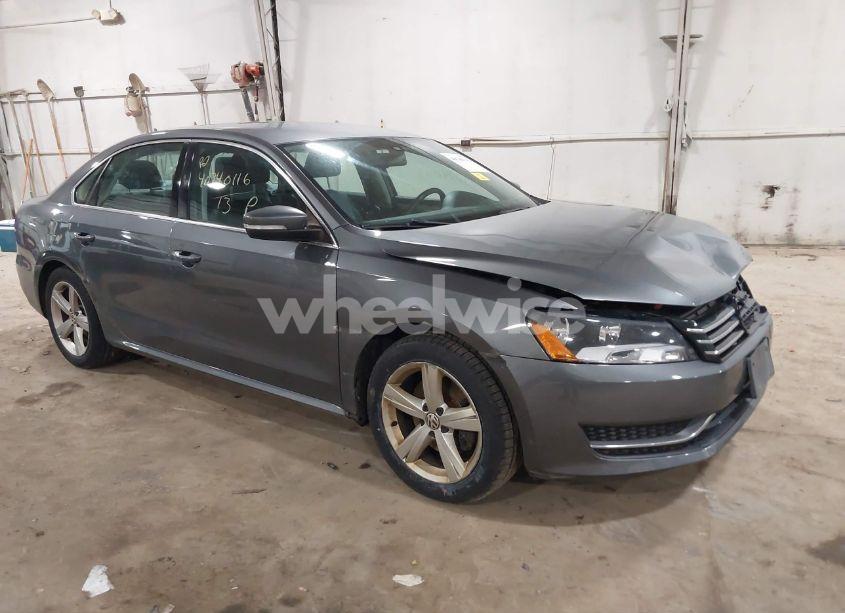 2013 Volkswagen Passat 2.5L SE (VIN 1VWBP7A36DC090729) main photo