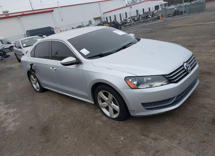 2012 Volkswagen Passat 2.5L SE (VIN 1VWBP7A37CC045605) main photo