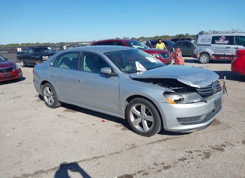 2014 Volkswagen Passat 2.5L SE (VIN 1VWBP7A37EC013806) main photo