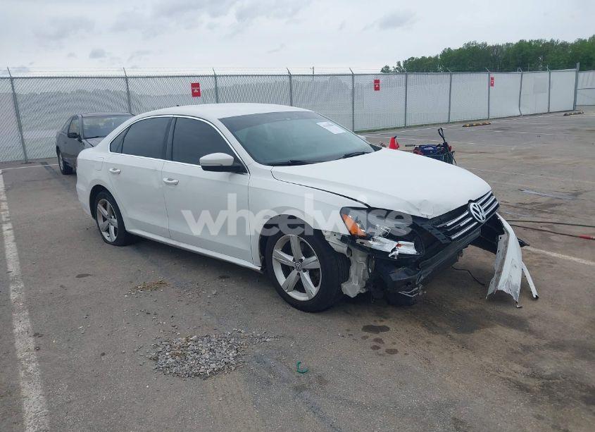 2013 Volkswagen Passat 2.5L SE (VIN 1VWBP7A39DC104767) main photo