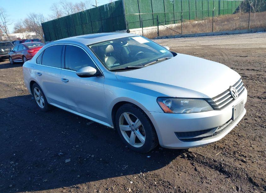 2012 Volkswagen Passat 2.5L SE (VIN 1VWBP7A3XCC095222) main photo