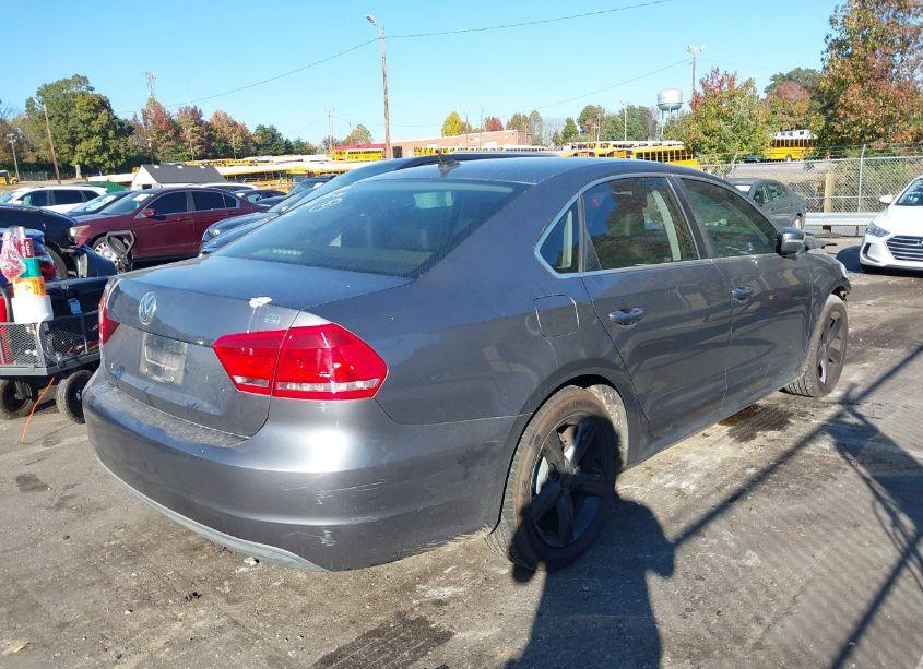 Photo 4 of 2013 Volkswagen Passat 2.5L SE (VIN 1VWBP7A3XDC011692)
