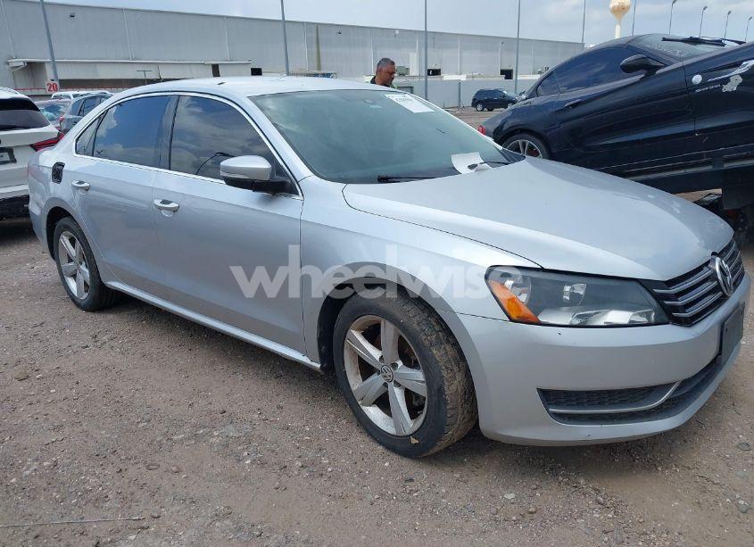 2014 Volkswagen Passat 1.8T SE (VIN 1VWBS7A30EC120825) main photo