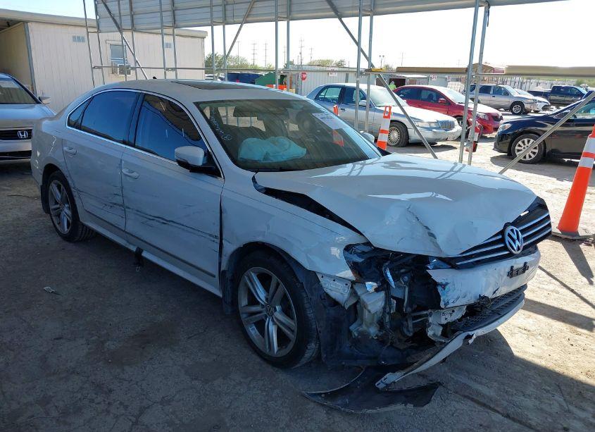 2015 Volkswagen Passat 1.8T SE (VIN 1VWBS7A30FC023643) main photo