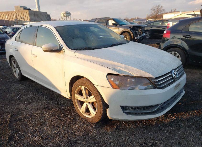 2014 Volkswagen Passat 1.8T SE (VIN 1VWBS7A31EC105928) main photo