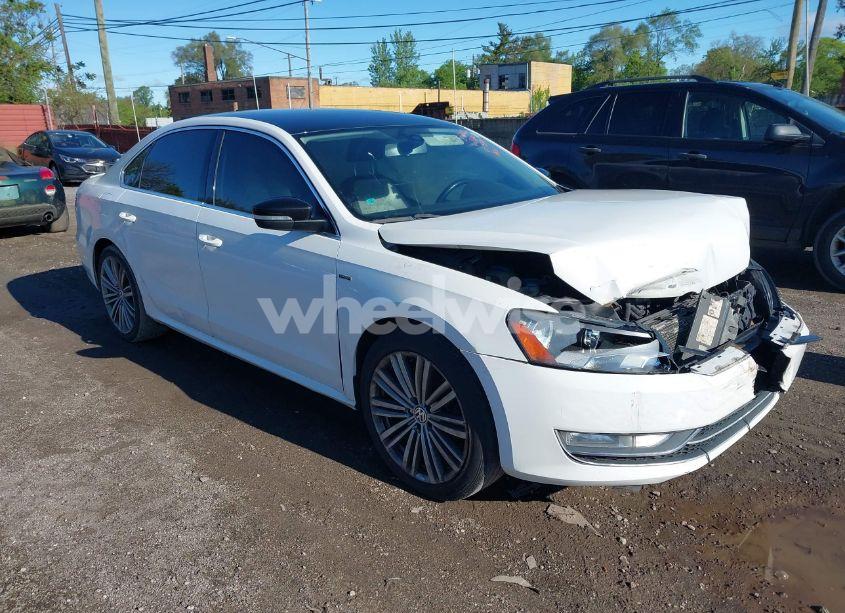 2015 Volkswagen Passat 1.8T SPORT (VIN 1VWBS7A31FC075721) main photo