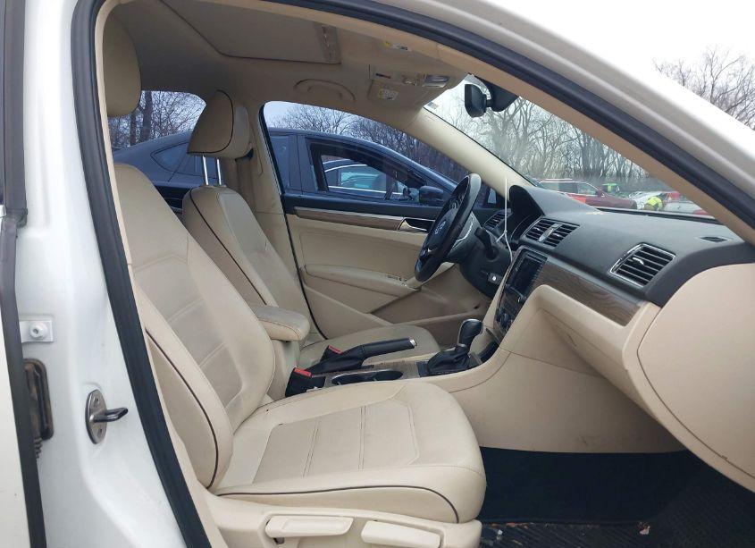 Photo 4 of 2016 Volkswagen Passat 1.8T SE (VIN 1VWBS7A31GC065949)