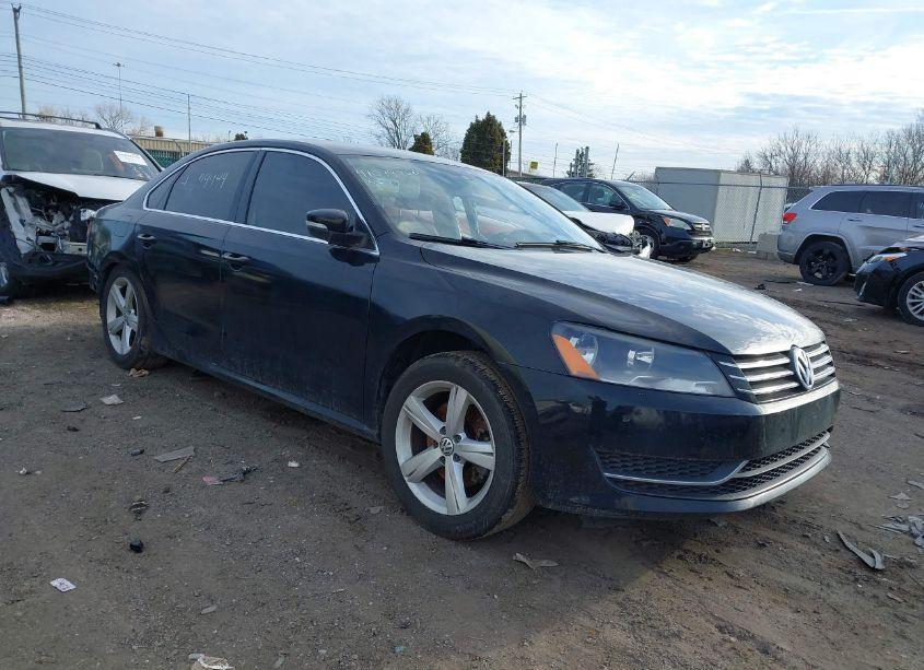 2015 Volkswagen Passat 1.8T SE (VIN 1VWBS7A34FC017313) main photo