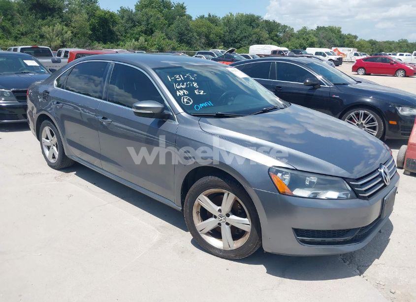 2014 Volkswagen Passat 1.8T SE (VIN 1VWBS7A35EC098479) main photo