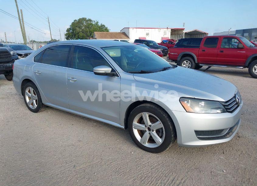 2015 Volkswagen Passat 1.8T SE (VIN 1VWBS7A37FC019833) main photo