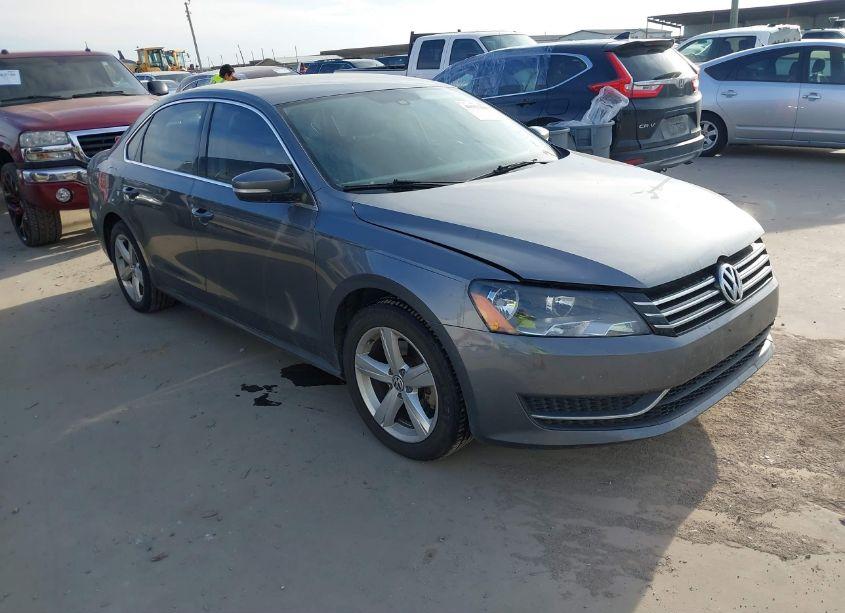 2015 Volkswagen Passat 1.8T SE (VIN 1VWBS7A37FC064500) main photo