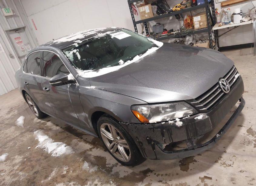 2014 Volkswagen Passat 1.8T SE (VIN 1VWBS7A38EC095303) main photo