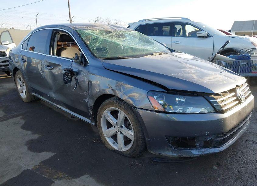 2015 Volkswagen Passat 1.8T SE (VIN 1VWBS7A39FC016237) main photo