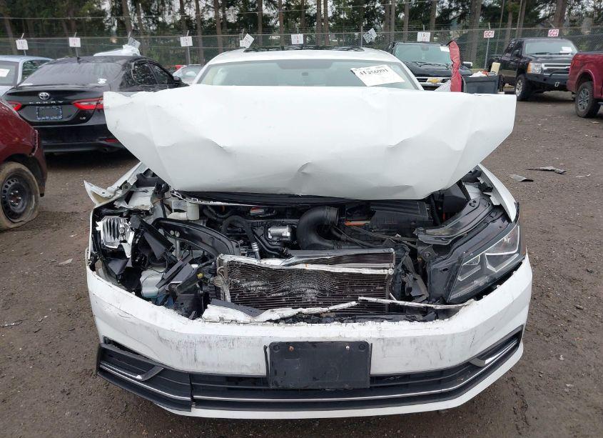 Photo 12 of 2016 Volkswagen Passat 1.8T SE (VIN 1VWBS7A39GC013985)