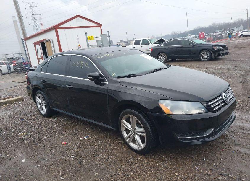 2014 Volkswagen Passat 1.8T SE (VIN 1VWBS7A3XEC065817) main photo