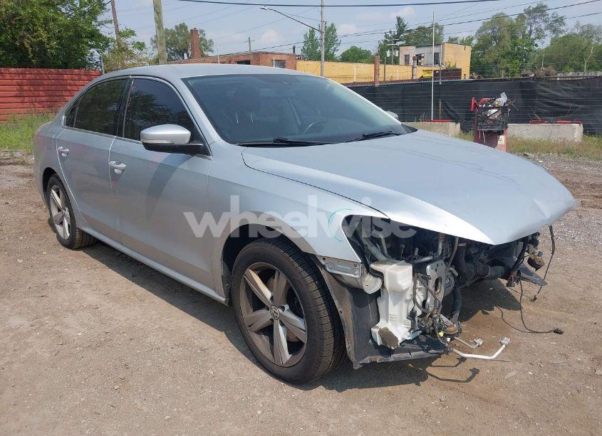 2014 Volkswagen Passat 1.8T SE (VIN 1VWBS7A3XEC095108) main photo