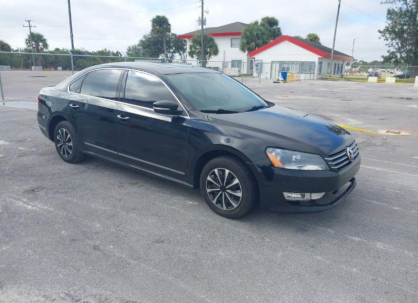 2015 Volkswagen Passat 1.8T SE (VIN 1VWBS7A3XFC121028) main photo