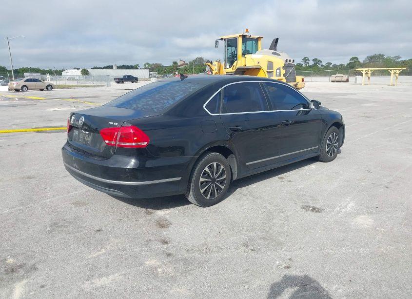 Photo 4 of 2015 Volkswagen Passat 1.8T SE (VIN 1VWBS7A3XFC121028)